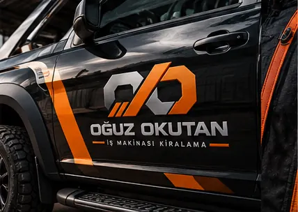 Oğuz Okutan logolu siyah saha servis aracı